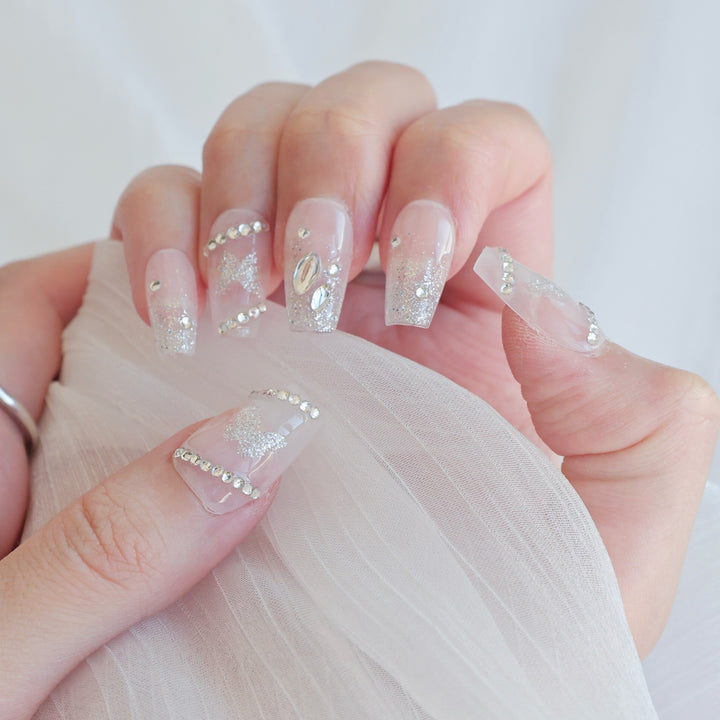 Künstlerisches Press-On Nagelkunstset mit Herz- und himmlischen Designs