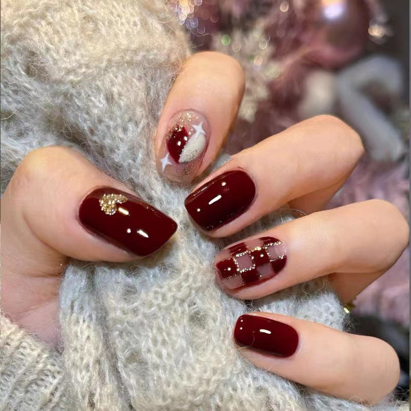 Trendige Nagelkunst mit edlen Akzenten Karnz