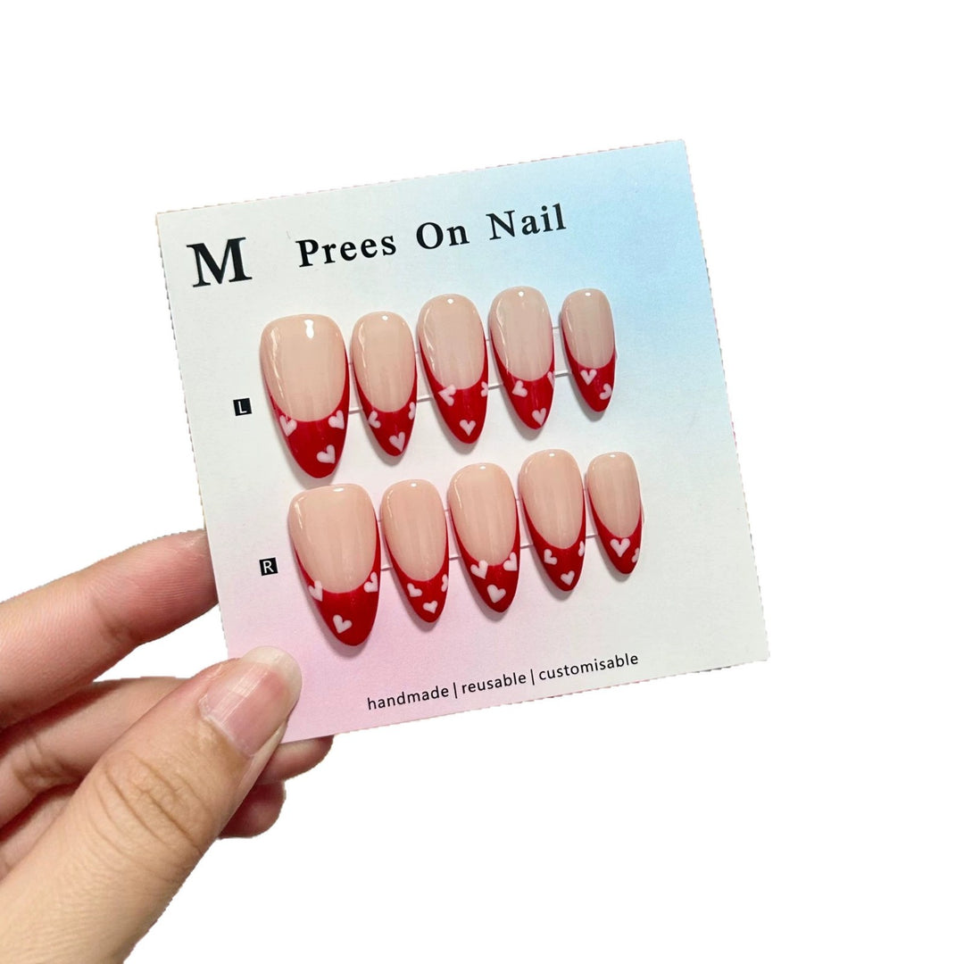 Handgemachtes Press-On Nagelset mit Herzmuster