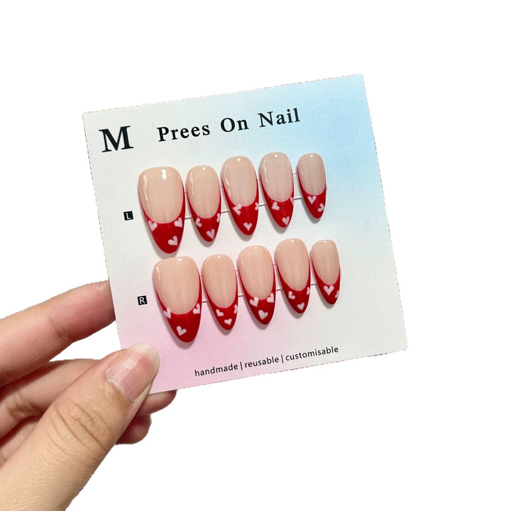 Handgemachtes Press-On Nagelset mit Herzmuster