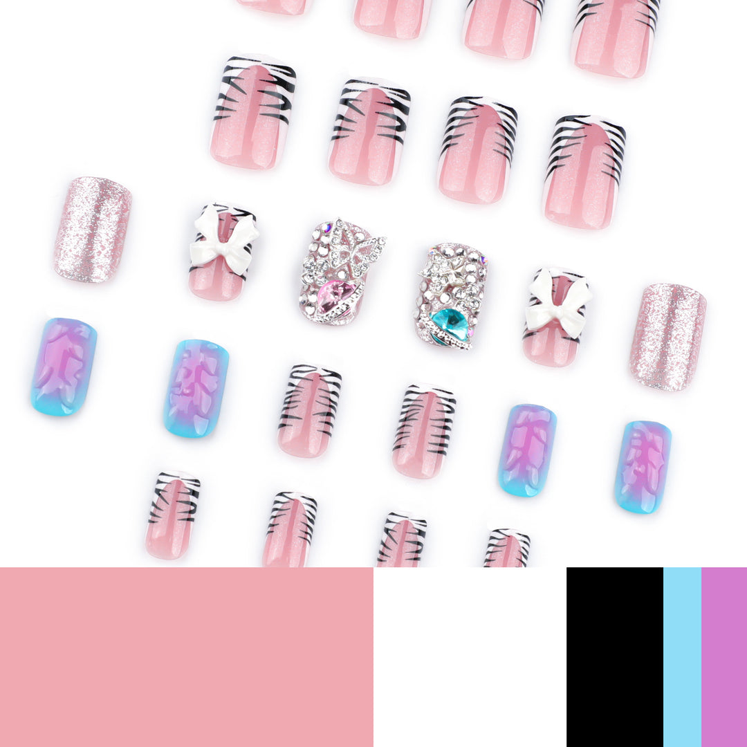 Kunstvolle Nagelkunst mit Glitzer und 3D-Details Karnz
