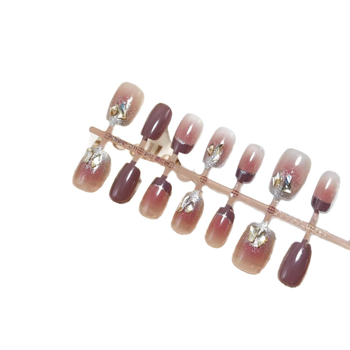 Elegante Kunstnagel-Set mit Goldakzenten Karnz