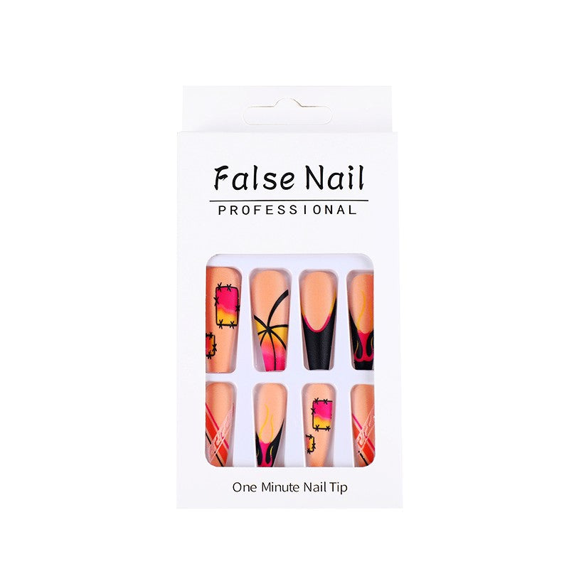 Kreatives Kunstnagelset mit farbenfrohen Designs Karnz