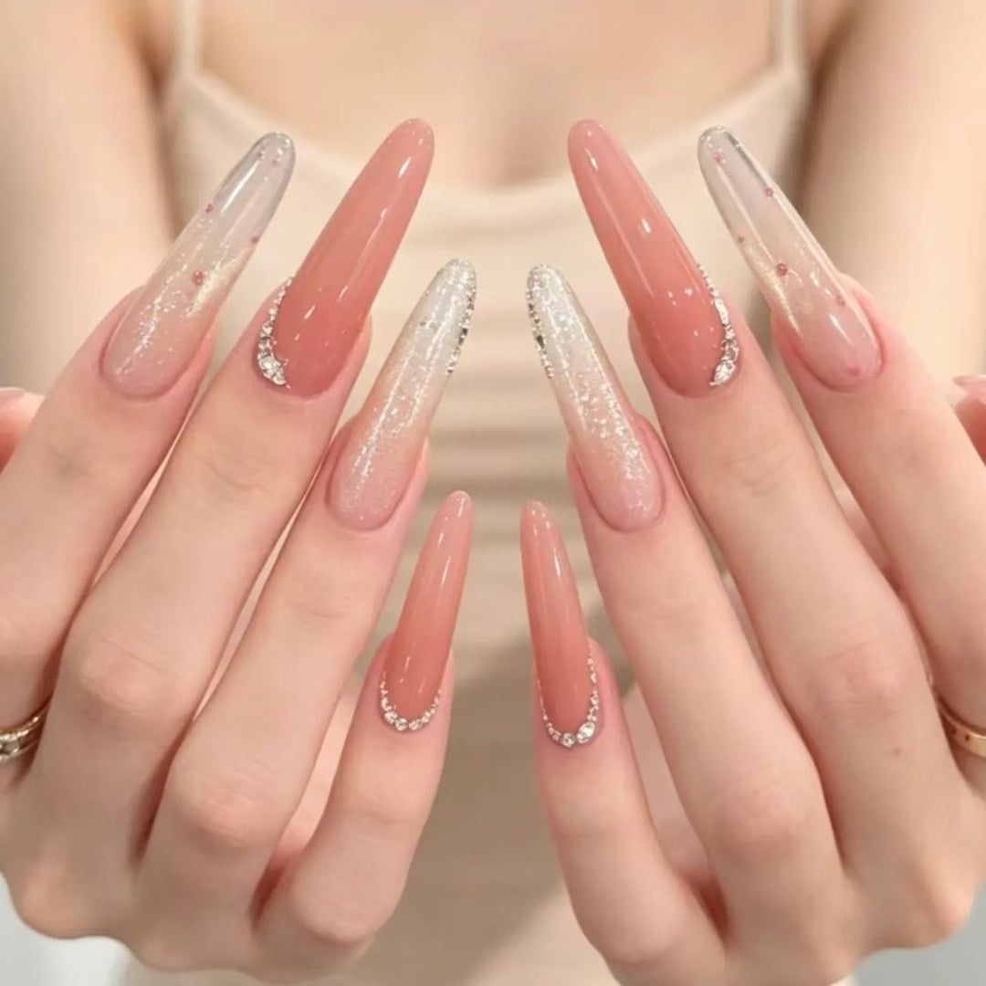 Dekorative Stiletto Nagelerweiterungen mit Strassakzenten
