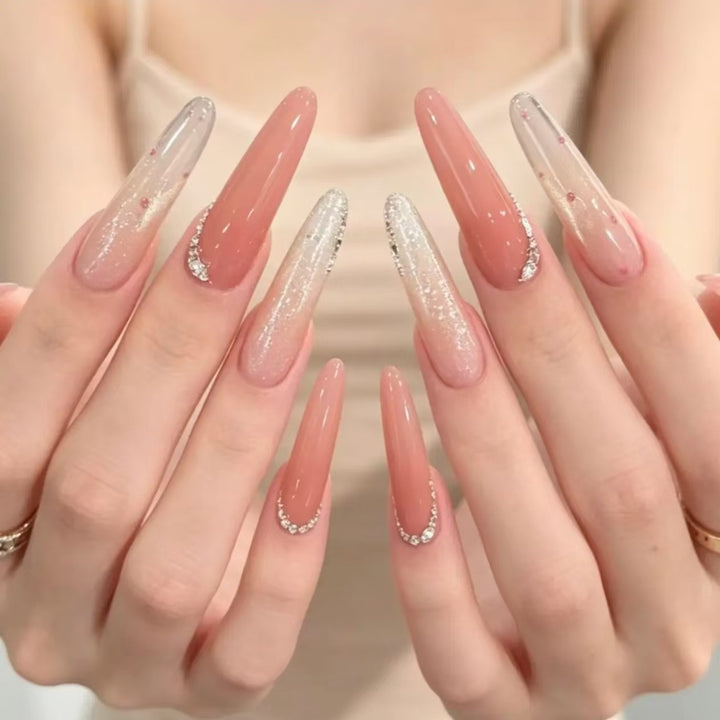 Dekorative Stiletto Nagelerweiterungen mit Strassakzenten