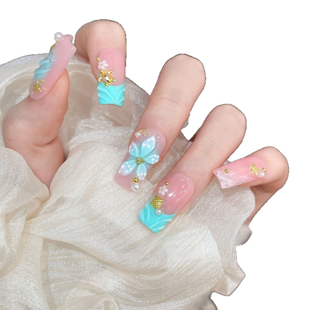 Dekoratives Press-On Nagelkunstset mit floralen und Juwelenakzenten
