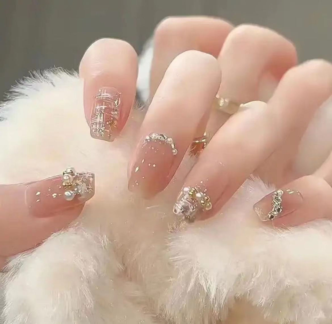 Elegante Nail Art mit Glitzer und Strass Karnz