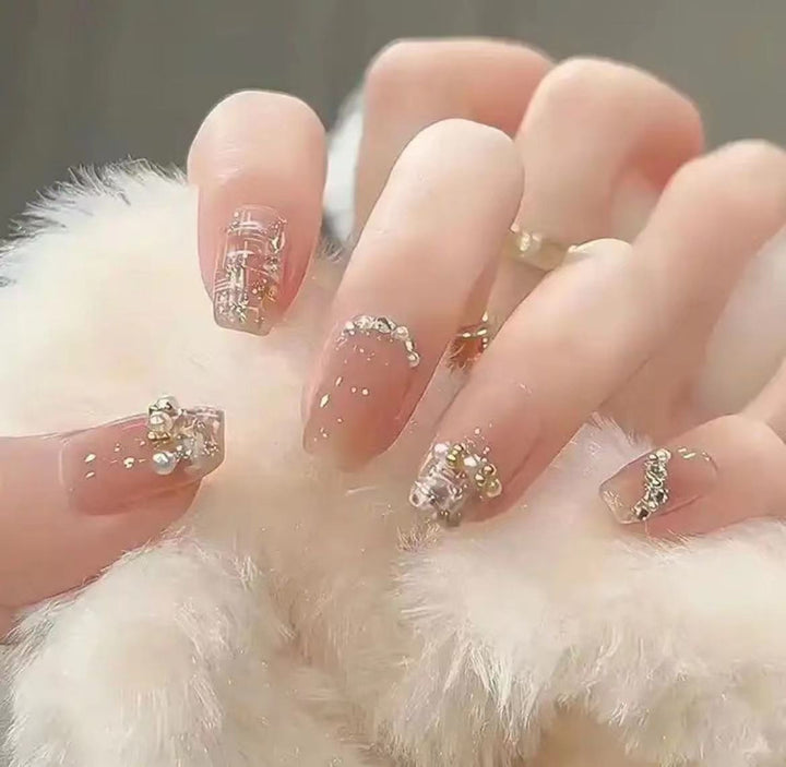 Elegante Nail Art mit Glitzer und Strass Karnz