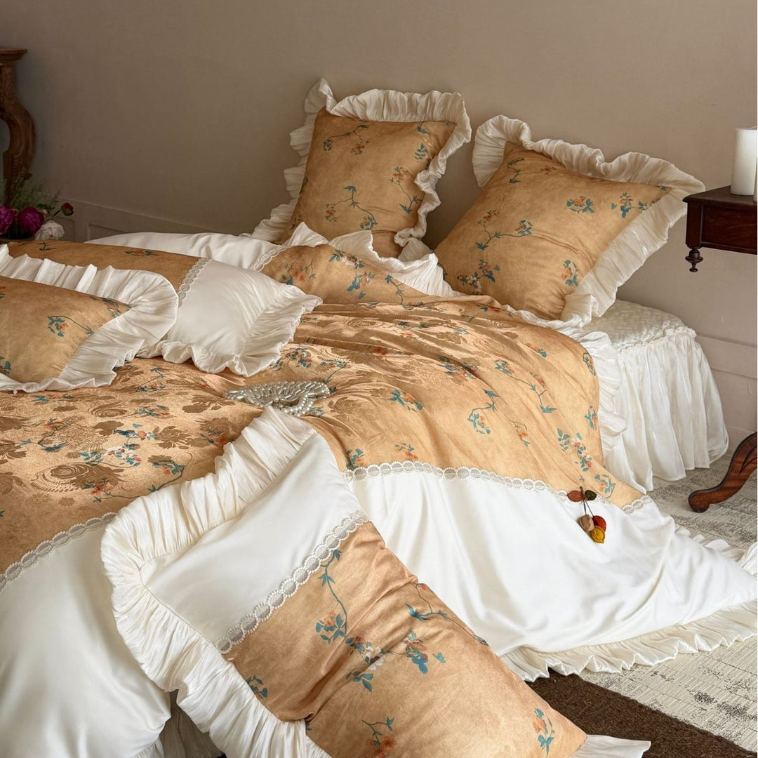 Hautschmeichelnde Bettwäsche-Garnitur im Vintage-Landhausstil mit Volant, Jacquard-Struktur und Spitzenbordüre