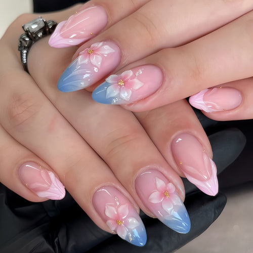 Kunstnägel mit Blumigen Akzenten Karnz