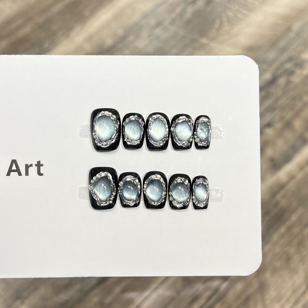 Glamouröse Press-On Nail Art Set mit Silberakzenten Karnz