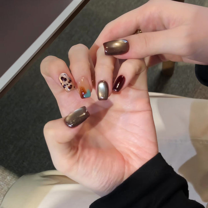 Künstlerisches Press-On Nageldesign Karnz