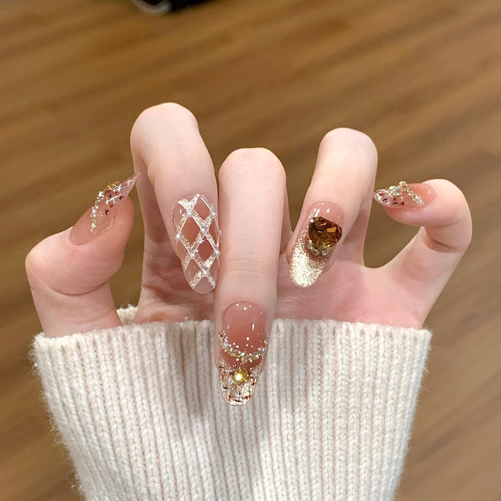 Glamouröse Kunstnägel mit Glitzer- und Herzdesign Karnz