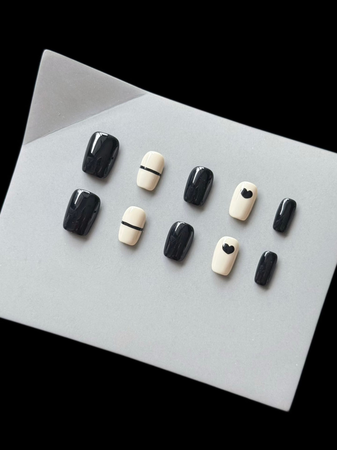 Elegantes Press-On Nagelkunst-Set mit modernem minimalistischen Design