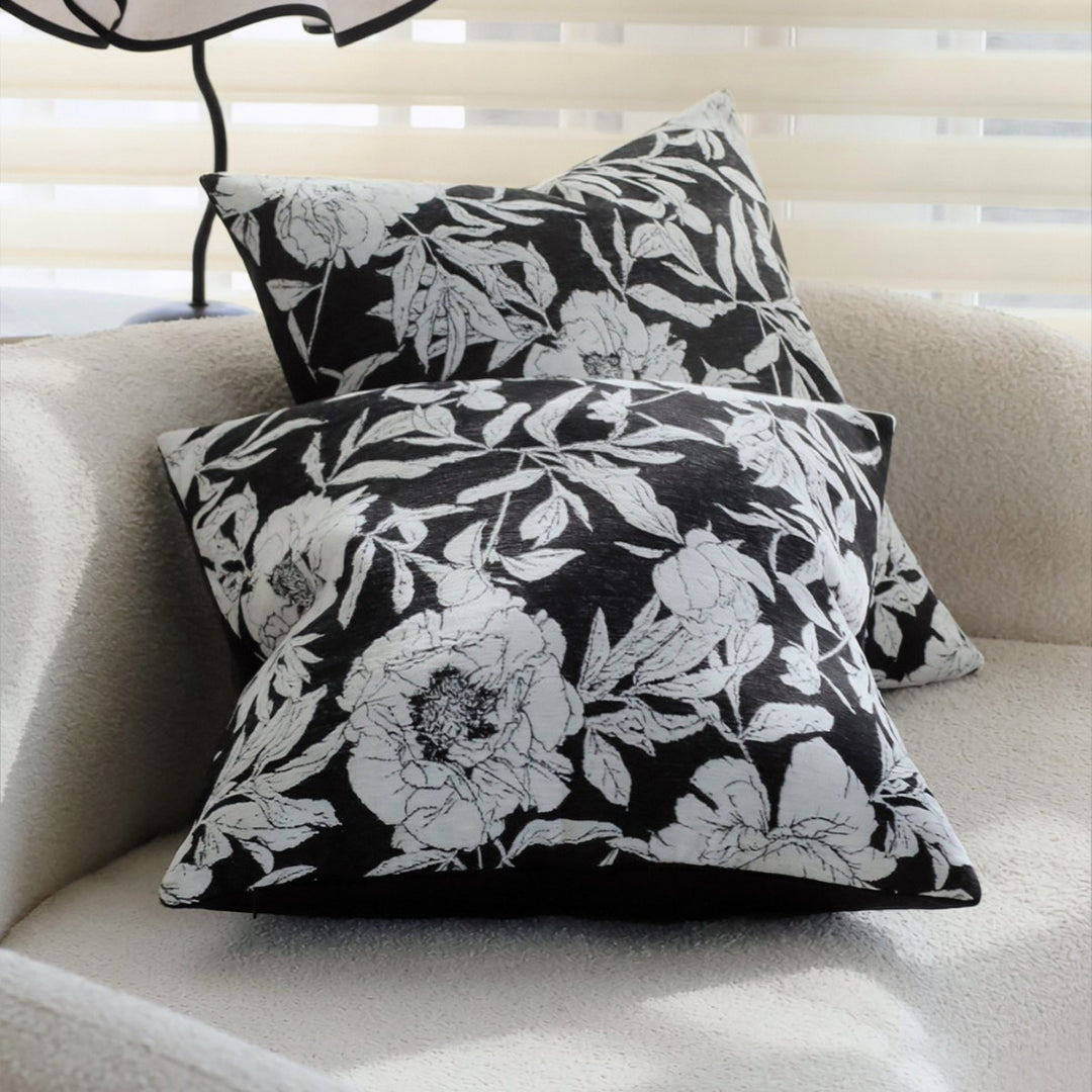 Quadratischer Dekorativer Kissenbezug mit großem Blumen‑Jacquard und samtigem Rückteil Karnz