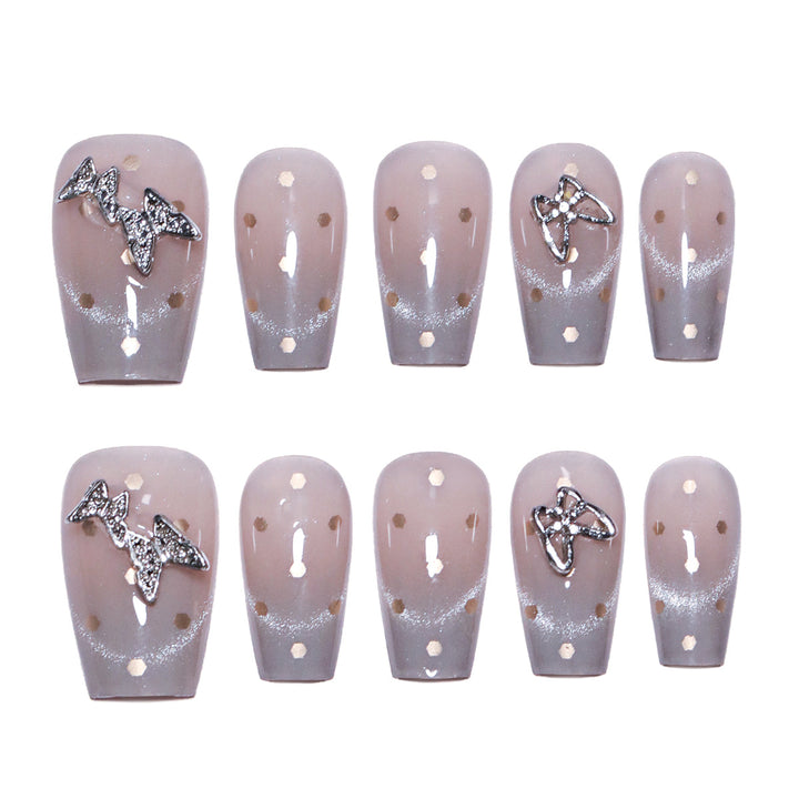 Künstliche Nagelkunst mit Glitzer-Details und Schleifenakzenten Karnz