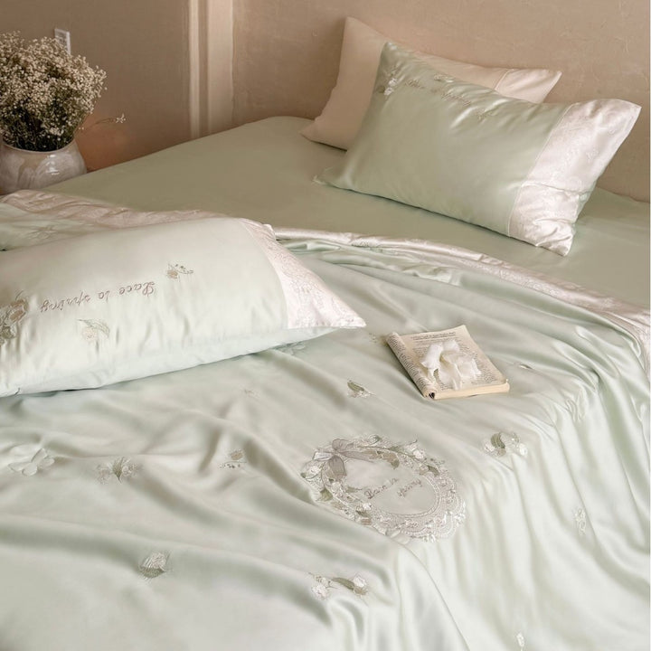 Satin-Bettwäsche-Garnitur mit feiner Schmetterlings-Stickerei, besticktem Mittelfeld und Hotelverschluss Karnz