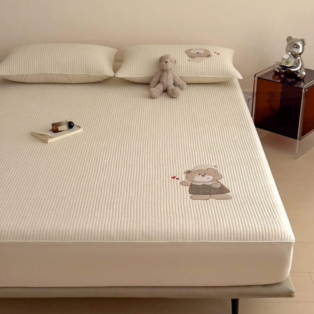 Gestepptes Matratzentopper mit Hasen-Applikation und rutschfester Unterseite