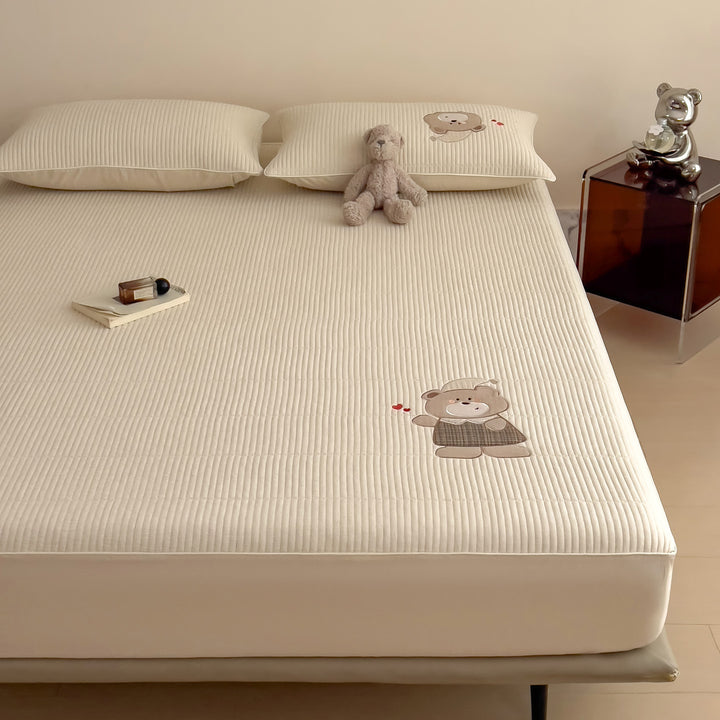 Gestepptes Matratzentopper mit Hasen-Applikation und rutschfester Unterseite