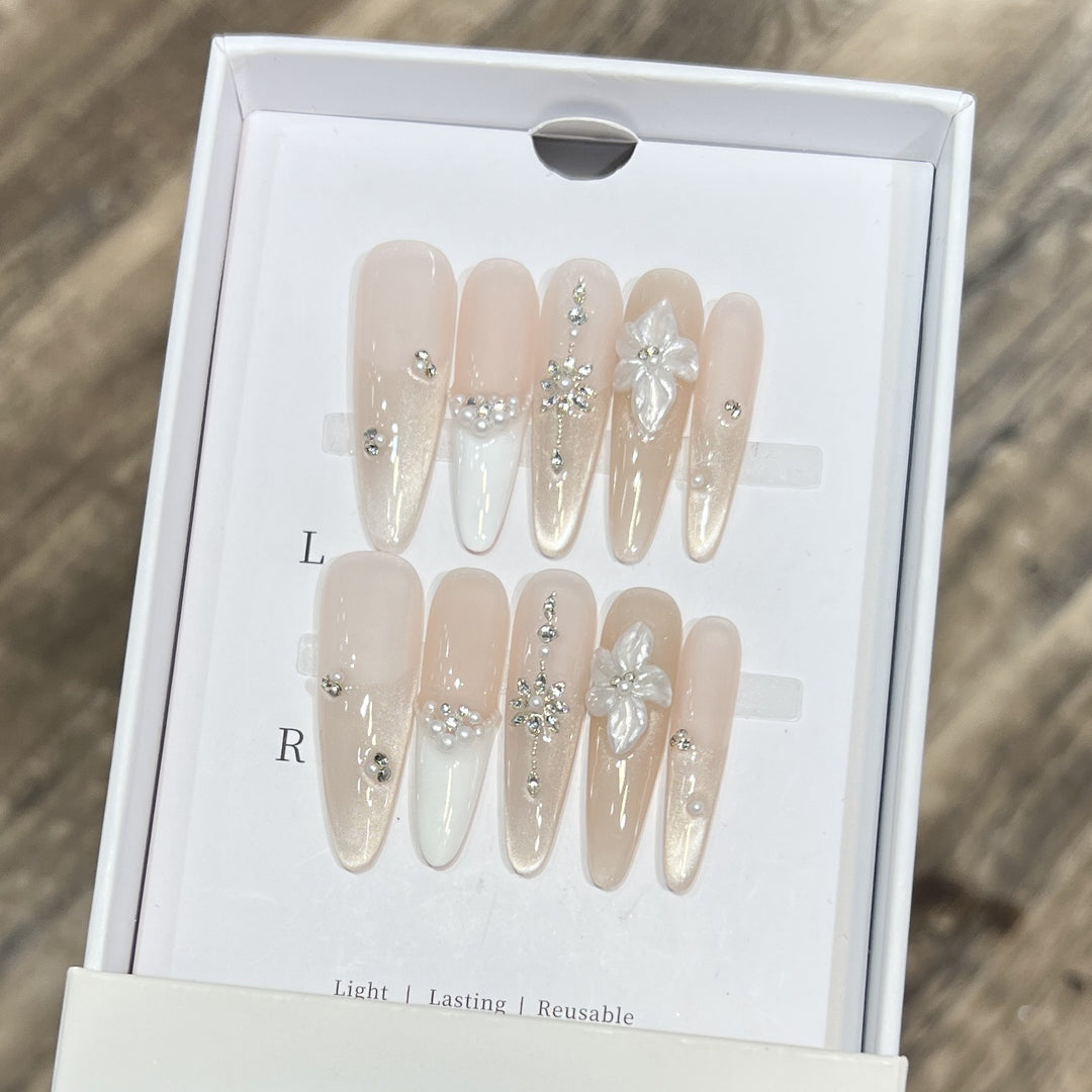 Ausgefallenes Press-On-Nageldesign Karnz