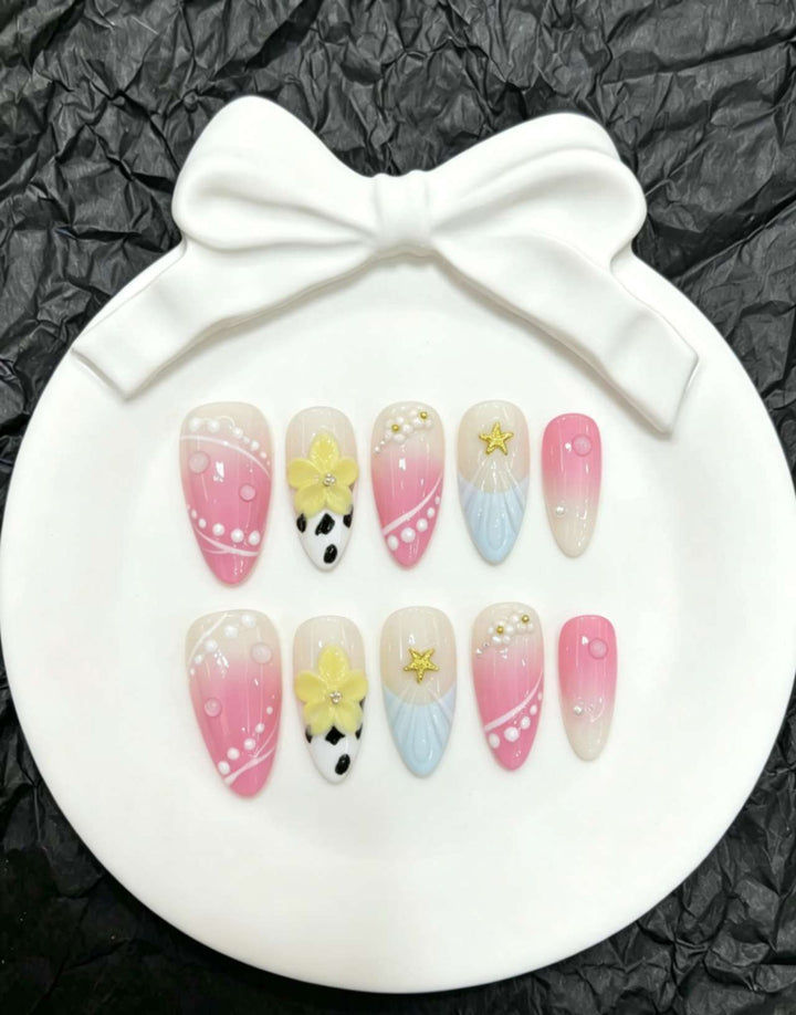 Dekoratives Press-On Nagelkunst-Set mit floralen und verspielten Designs