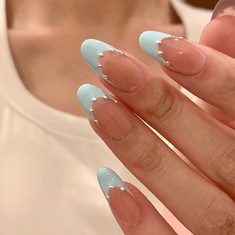 Künstlerisches French Tip Nageldesign mit Glitterakzenten Karnz