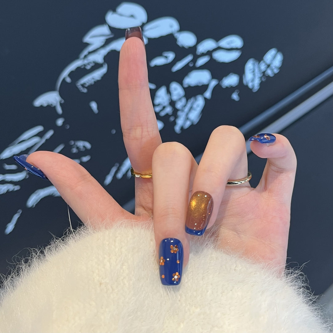 Dekoratives Press-On Nagelkunstset mit Glitzer und floralen Akzenten Karnz