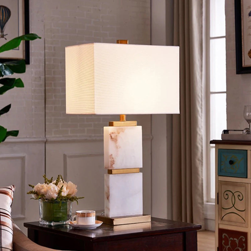 Moderne dekorative Tischlampe mit Marmorfuß und elegantem Schirm
