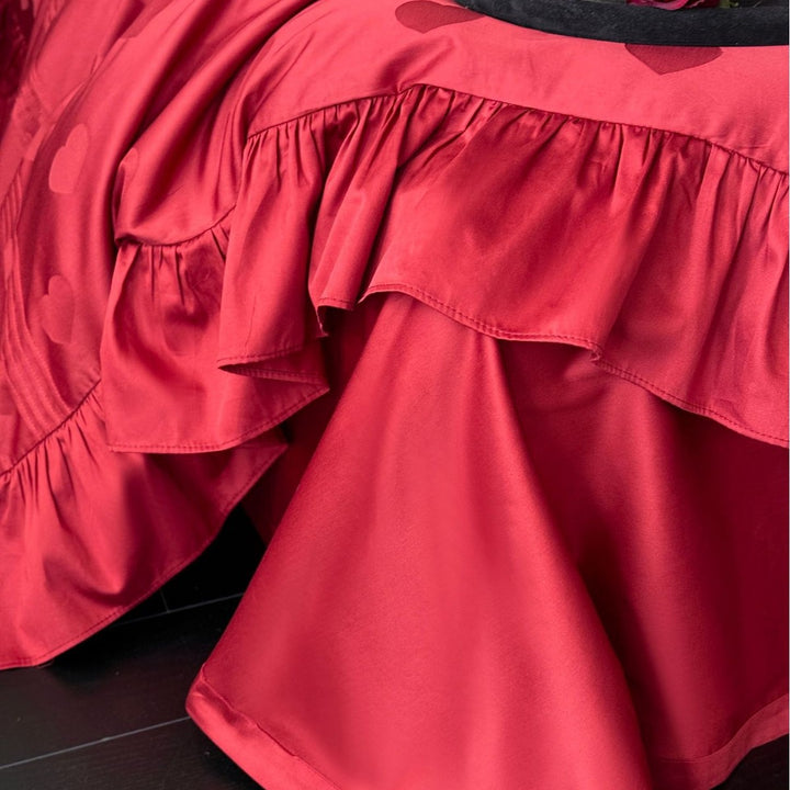 Romantische Satin-Bettwäschegarnitur mit Herz-Jacquard und Volant-Besatz