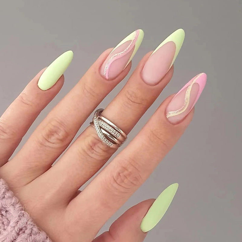 Stylische Kunstnägel mit elegantem Wellenmuster und mattem Finish Karnz