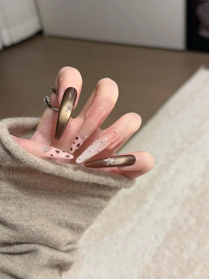 Künstlerische Stiletto-Nagelverlängerungen mit gemusterten Designs
