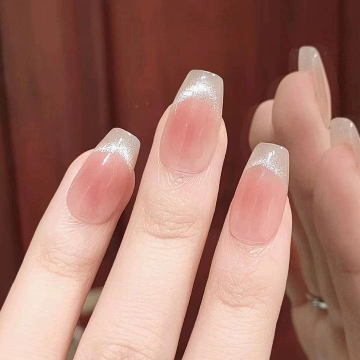 Kunstnagelset mit elegantem French-Design und funkelnden Akzenten Karnz