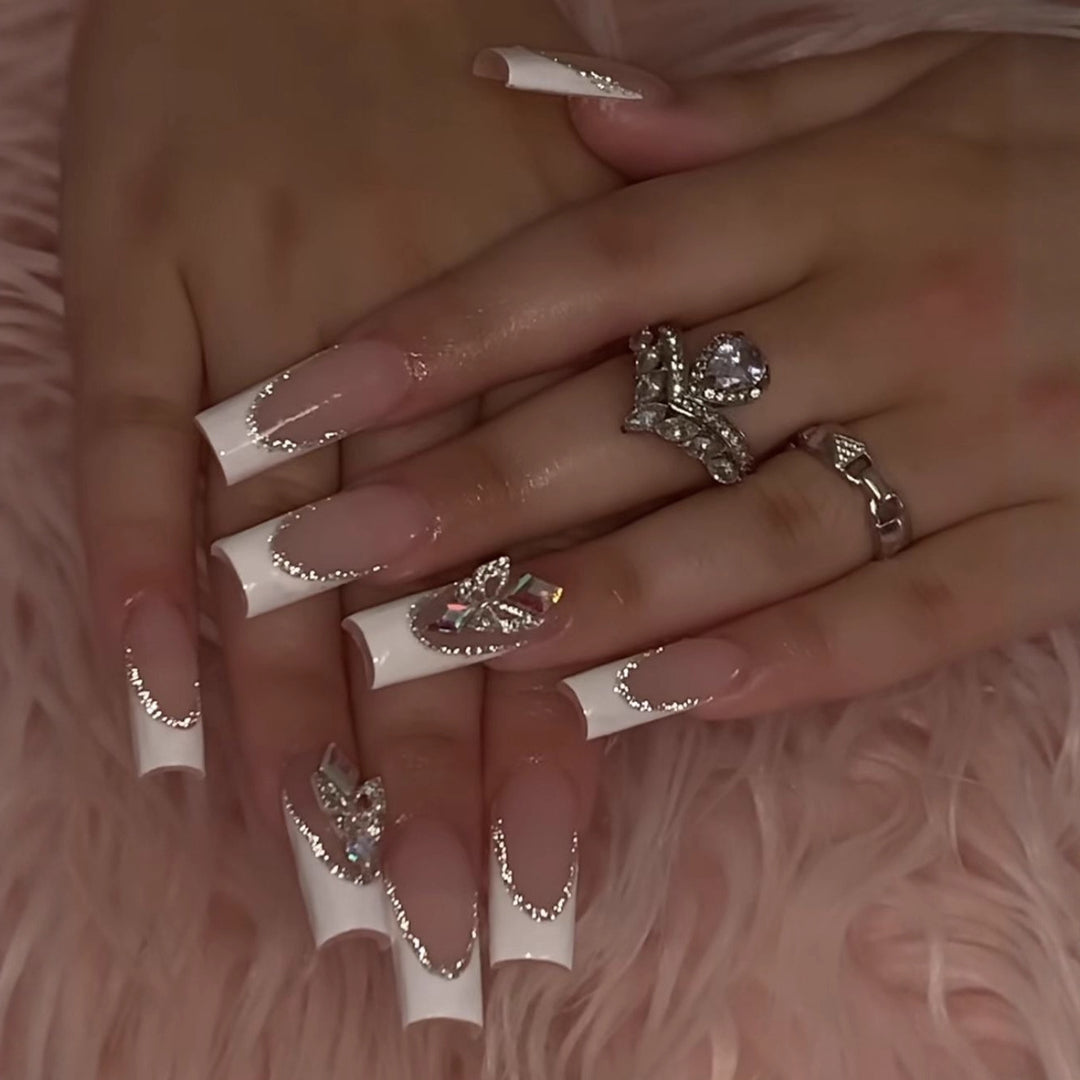 Kunstnagelset mit eleganten Strass- und modernen Spitzenverzierungen Karnz