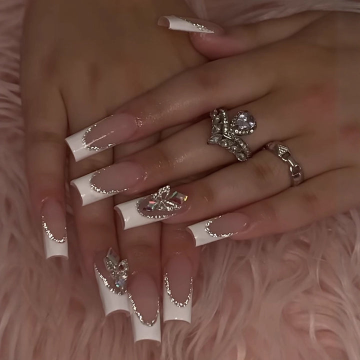 Kunstnagelset mit eleganten Strass- und modernen Spitzenverzierungen Karnz