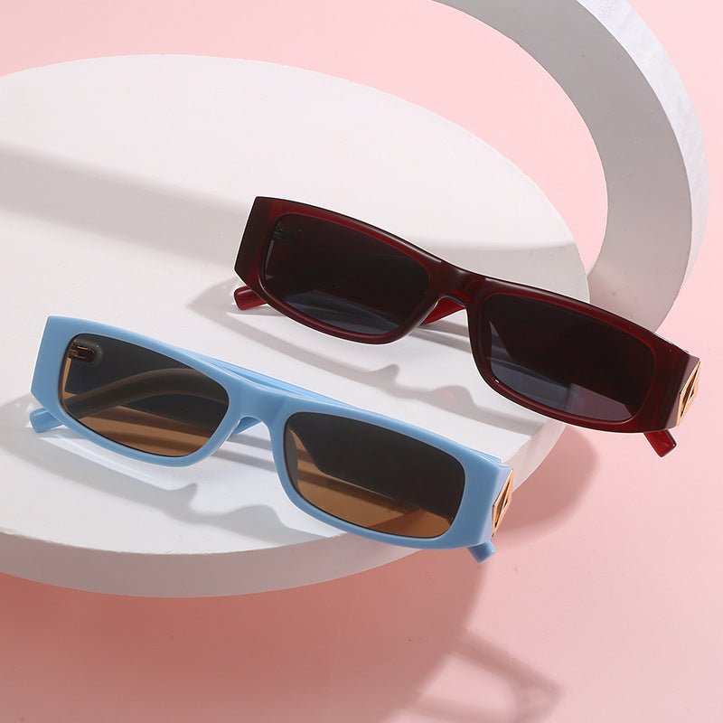 Damen modische Sonnenbrille mit asymmetrischem Rahmen und goldfarbenen Details Karnz