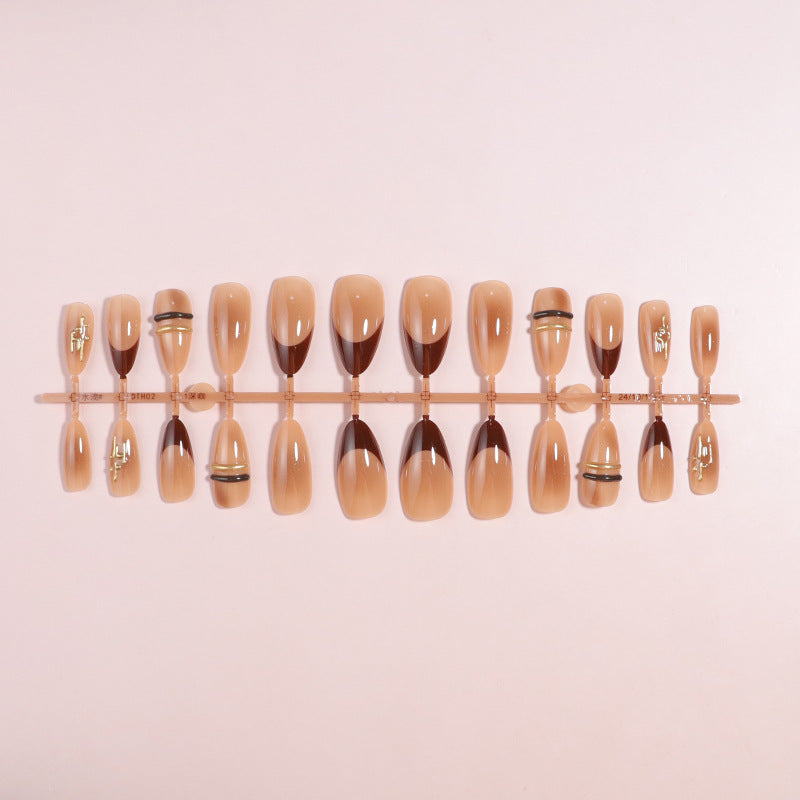 Elegante Ombre Press-On Nagelspitzen mit metallischen Akzenten Karnz
