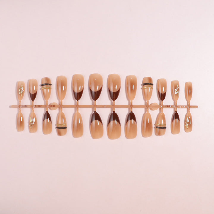 Elegante Ombre Press-On Nagelspitzen mit metallischen Akzenten Karnz