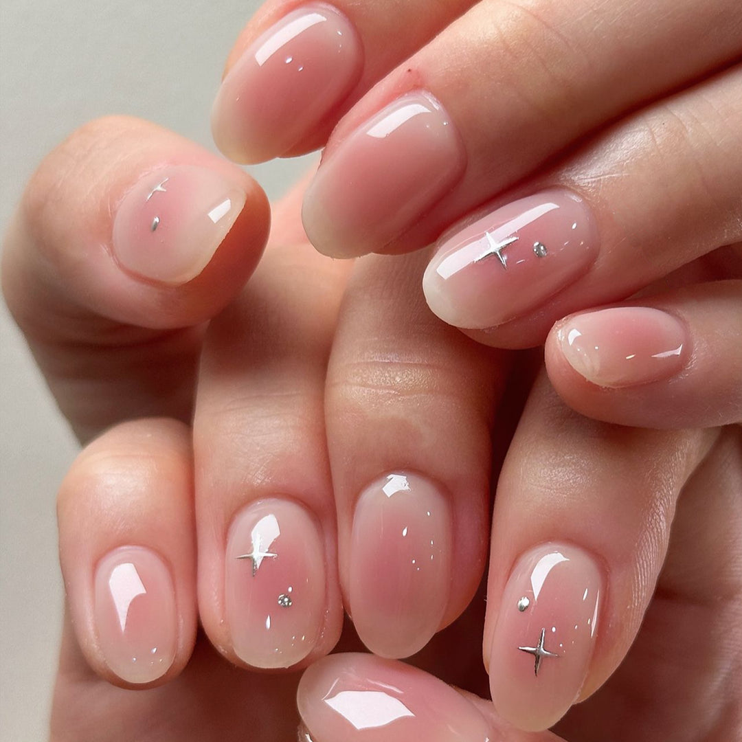 Elegante Glänzende Nail Tips mit Subtilen Sternakzenten Karnz