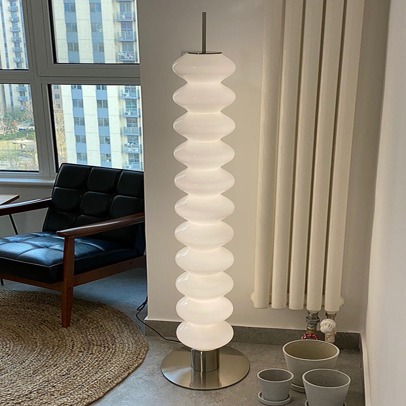 Moderne Tischlampe mit skulpturalem Design