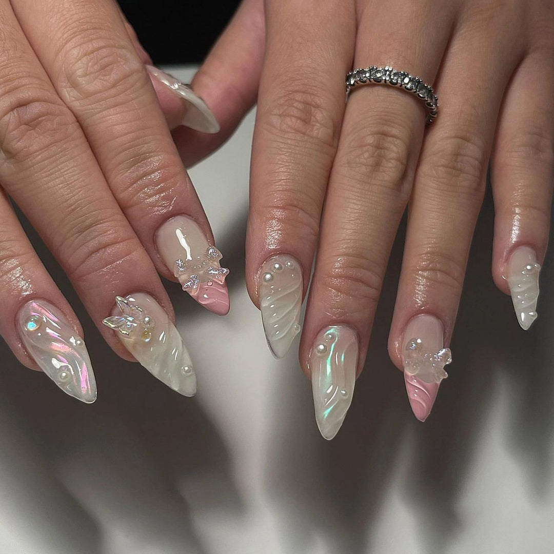 Kunstvolle Stiletto-Nägel mit Glitzer- und Schmetterlingsdesign Karnz