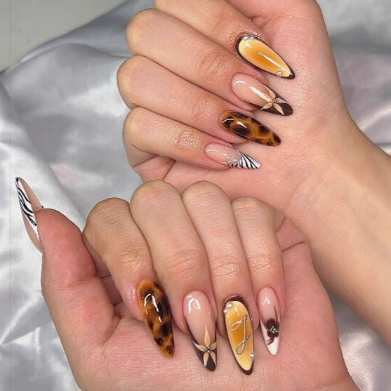 Frühlingshafte Nagelkunst mit Blumenapplikationen Karnz