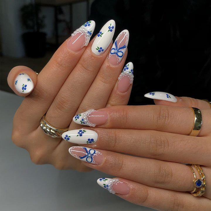 Exklusive Stiletto-Nägel mit floralem Design Karnz