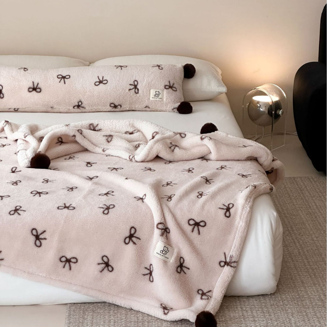 Große kuschelige Wohndecke im Nordic-Boho-Muster mit Pompon-Quasten