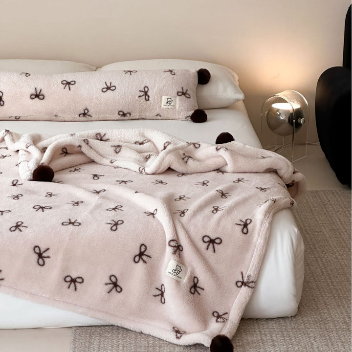 Große kuschelige Wohndecke im Nordic-Boho-Muster mit Pompon-Quasten