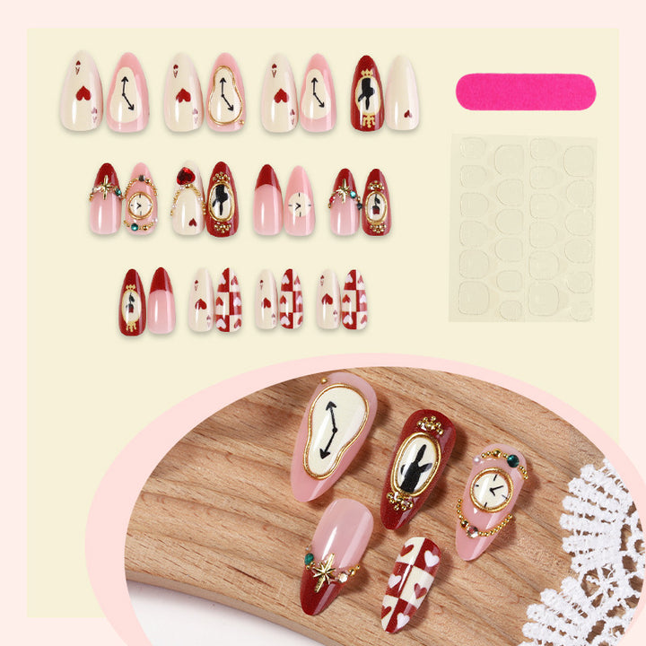 Kreatives Kunstnagelset mit verspielten Herz- und Uhrenmotiven Karnz