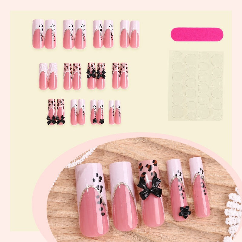 Kunstnagelset mit glamourösen Akzenten und 3D-Details Karnz
