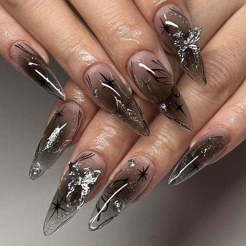Kunstnagelset mit elegantem, floralem Design und Glitzerdetails Karnz