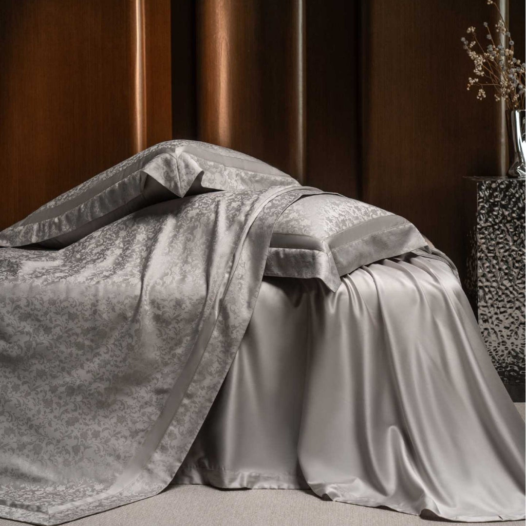 Luxuriöse Satin-Jacquard Bettwäsche-Garnitur mit feinem Damast-Ornament und Oxford-Kissen