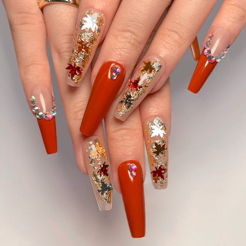 Glamouröse Acryl-Nägel mit Blätter-Design und Glitzerakzenten Karnz