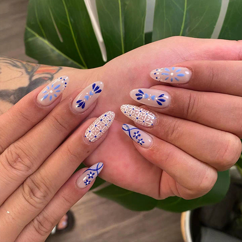 Kunstvolle Nagelspitzen mit Blumenmotiv Karnz